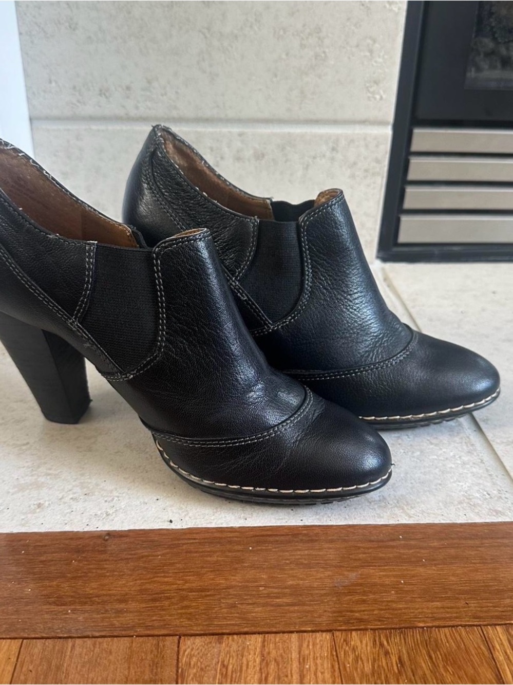 Sofft Carleigh shootie black leather block heel pumps.
Size US 7